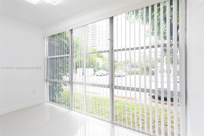 17570 Atlantic Blvd in Sunny Isles Beach, FL - Building Photo - Building Photo