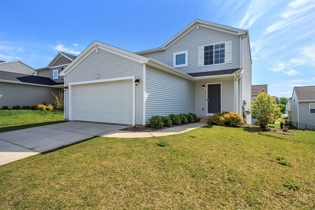 2794 Jordan River Dr in Fowlerville, MI - Building Photo