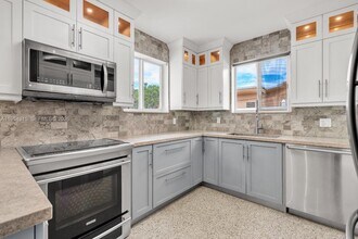 1040 N Royal Poinciana Blvd in Miami Springs, FL - Building Photo - Building Photo