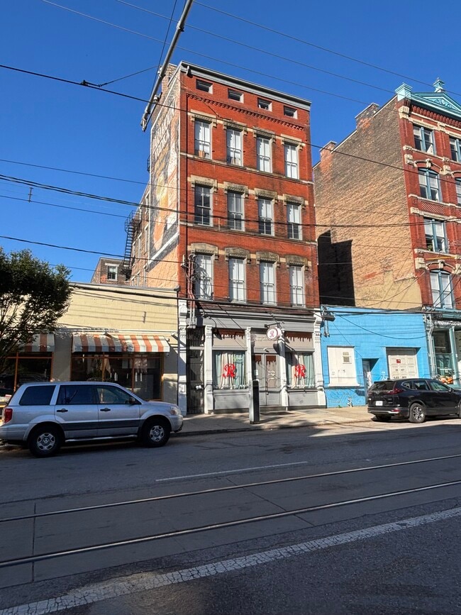 1725 Elm St
