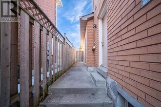 5 Claresholme Dr in Toronto, ON - Building Photo - Building Photo