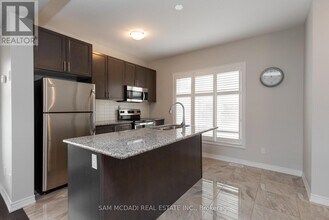 2314 Natasha Cir in Oakville, ON - Building Photo - Building Photo
