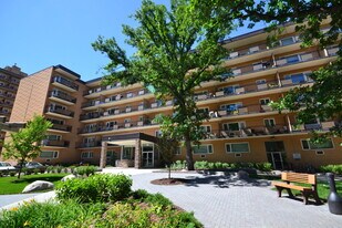 Wilmot Park Plaza in Winnipeg, MB - Building Photo
