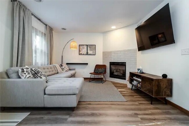 6011 South Ct in McFarland, WI - Building Photo - Building Photo