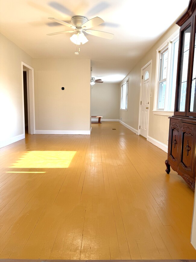 9942 Frederick Rd in Ellicott City, MD - Foto de edificio - Building Photo