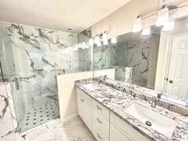 16319 Chimneystone Dr in Houston, TX - Building Photo