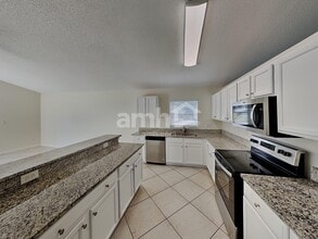 16041 Bay Vista Dr in Clermont, FL - Building Photo - Building Photo