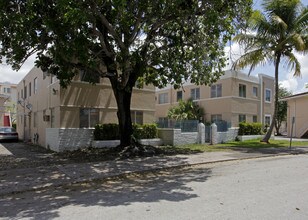 25 Navarre Ave in Coral Gables, FL - Foto de edificio - Building Photo