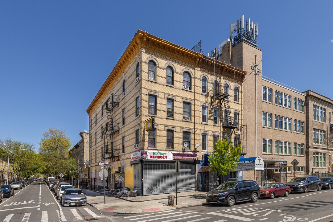 739 Knickerbocker Ave in Brooklyn, NY - Building Photo