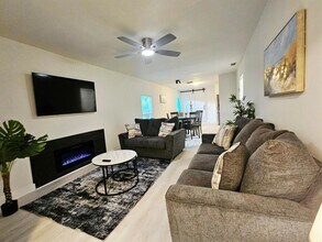 719 Briggs St in West Palm Beach, FL - Foto de edificio - Building Photo