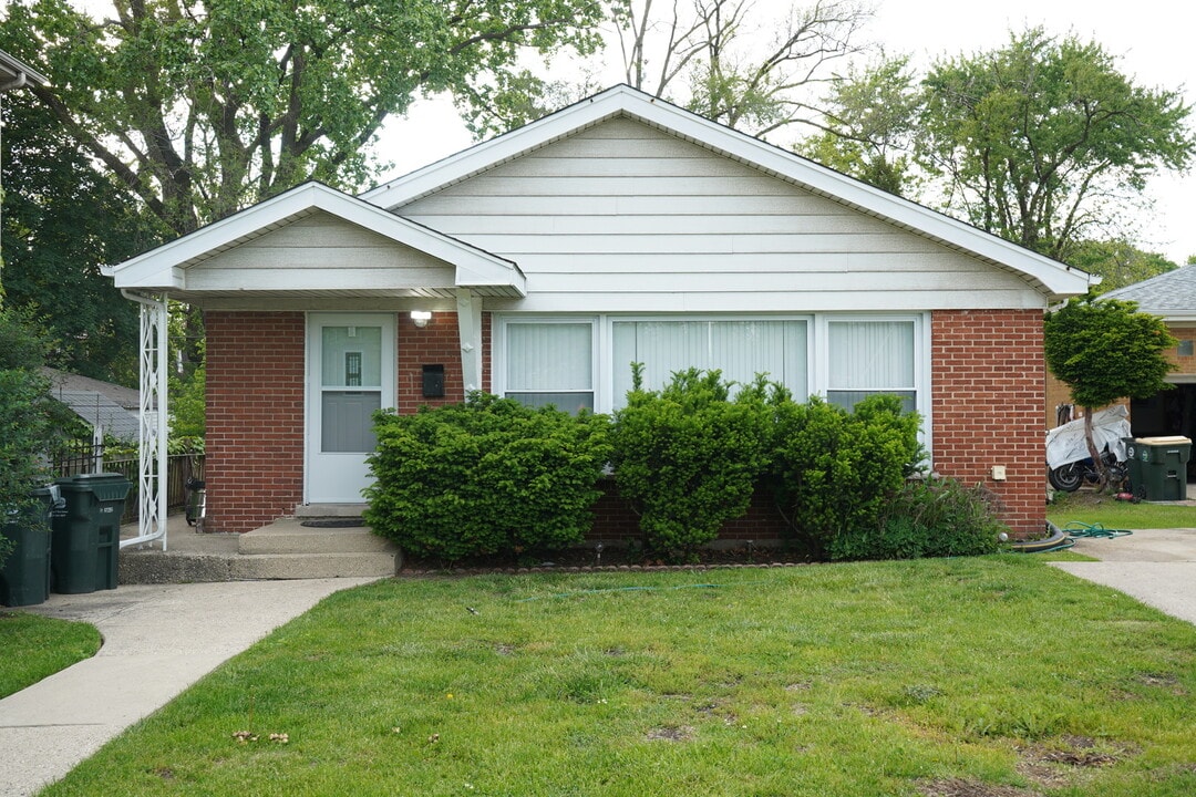 8660 Frontage Rd in Morton Grove, IL - Building Photo