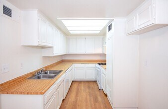5319 Cartwright Ave in Los Angeles, CA - Building Photo - Building Photo