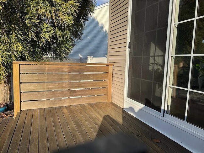 83 Whiting St in Cranston, RI - Foto de edificio - Building Photo