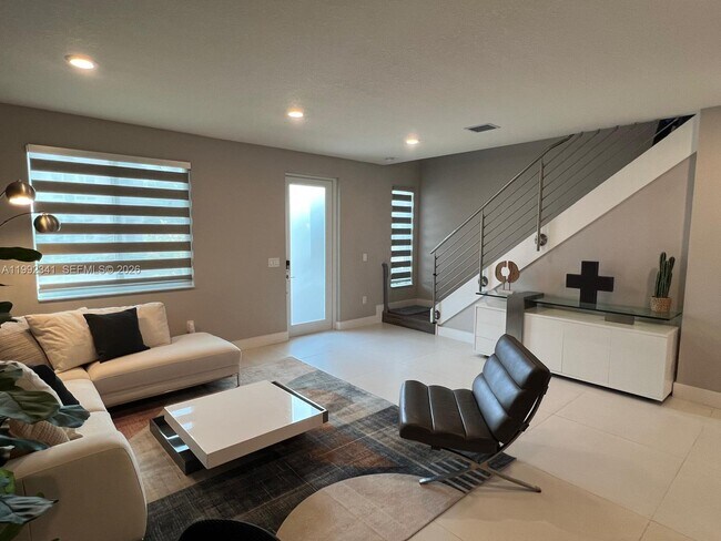 10355 NW 66th St in Doral, FL - Building Photo - Building Photo