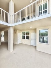 960 Starkey Rd in Largo, FL - Foto de edificio - Building Photo