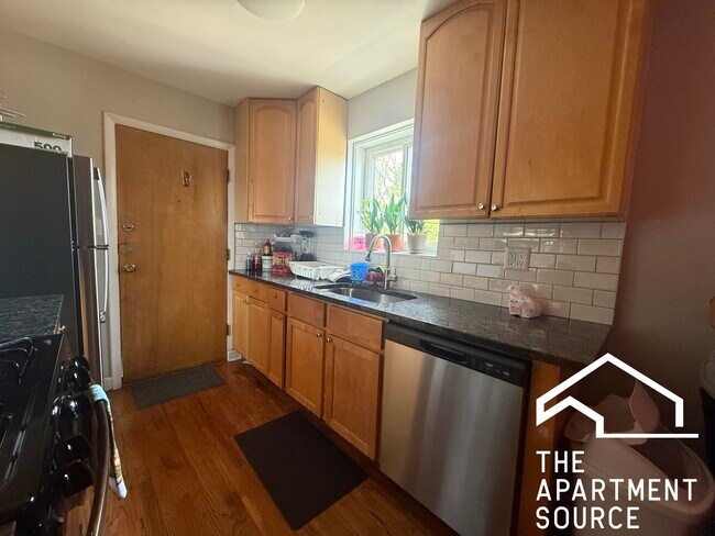 2216 W Touhy Ave in Chicago, IL - Building Photo - Building Photo