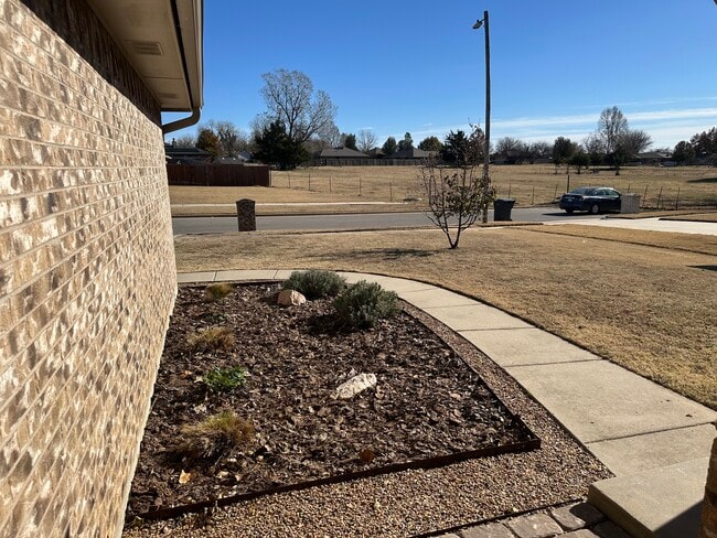 13 Woodgate Dr in Yukon, OK - Building Photo - Building Photo