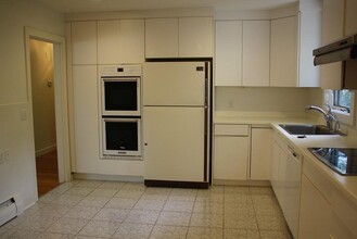 132 Brandeis Rd in Newton, MA - Foto de edificio - Building Photo