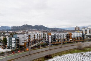 2165 Benvoulin Ct in Kelowna, BC - Building Photo