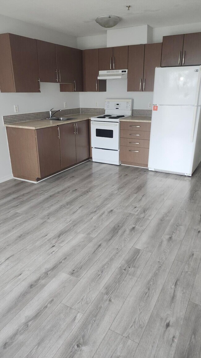 3683 E Hastings St in Vancouver, BC - Building Photo - Building Photo