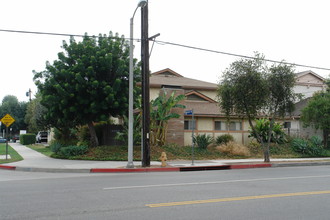 18000 Burbank Blvd in Encino, CA - Building Photo - Building Photo