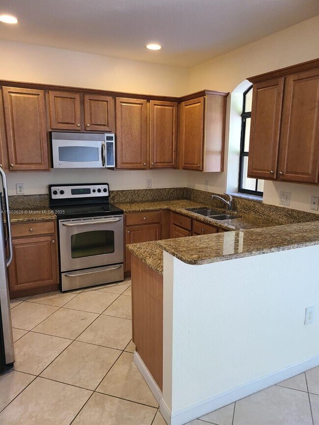 10283 NW 30th Terrace in Doral, FL - Building Photo - Building Photo