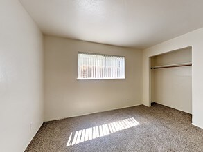 Paradise Apartments in Tracy, CA - Foto de edificio - Building Photo