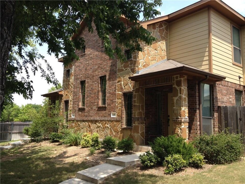 223 N College St in Georgetown, TX - Building Photo