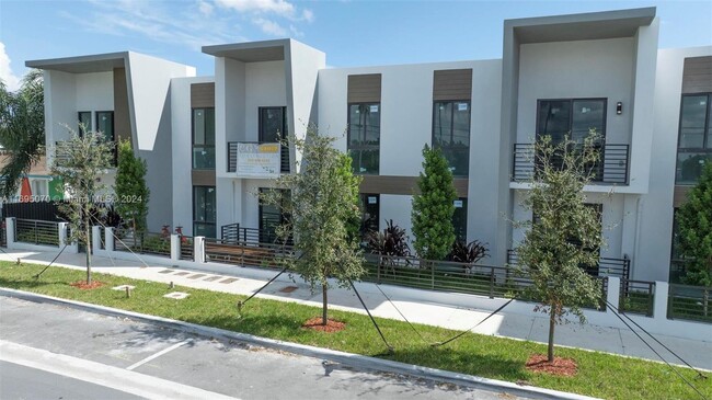 16925 SW 100th Ave in Miami, FL - Foto de edificio - Building Photo