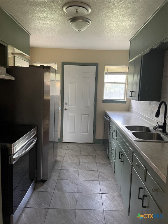 property at 2512 Live Oak Dr