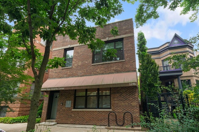 property at 1246 W Bryn Mawr Ave