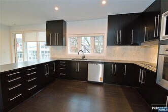 11 Vela Way in Edgewater, NJ - Building Photo - Building Photo