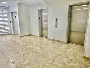 17560 Atlantic Blvd in Sunny Isles Beach, FL - Foto de edificio - Building Photo