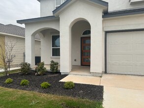 8242 Sunrise Glen in Selma, TX - Foto de edificio - Building Photo