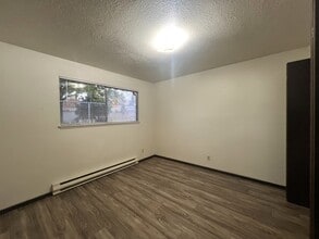 Anita Manor Apartments in Salem, OR - Building Photo - Building Photo