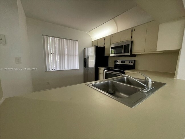 2390 Coral Springs Dr in Coral Springs, FL - Foto de edificio - Building Photo