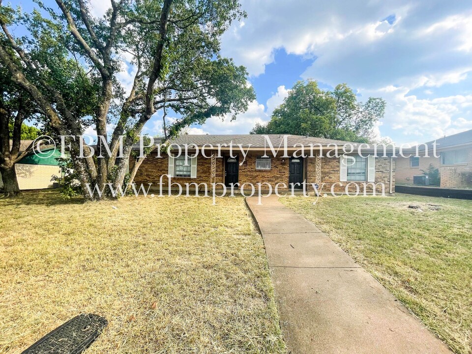 126-128 Valleyglen Dr in Desoto, TX - Building Photo