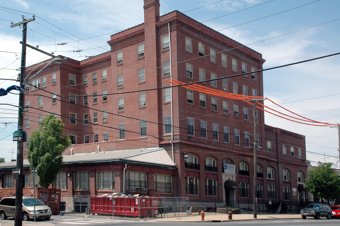 Hancock Manor ( YMCA ) in Philadelphia, PA - Foto de edificio