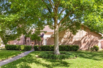 14014 Briar Pl Dr in Houston, TX - Building Photo - Building Photo