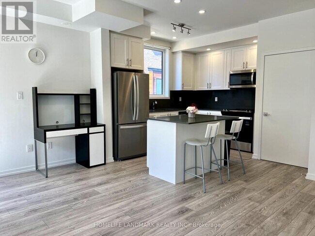 18 Lytham Grn Cir in Newmarket, ON - Building Photo - Building Photo