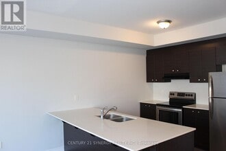 537 Ozawa Private in Ottawa, ON - Building Photo - Building Photo