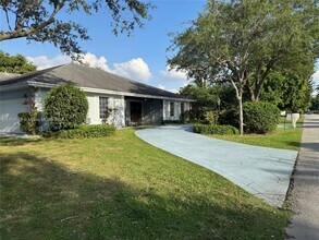 13501 SW 104th Ave in Miami, FL - Building Photo - Building Photo