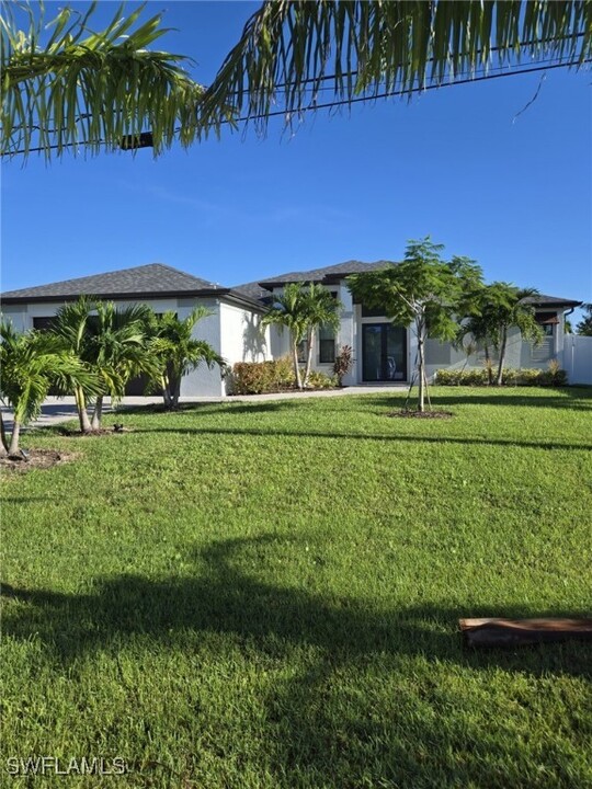 217 SW 21st St in Cape Coral, FL - Foto de edificio