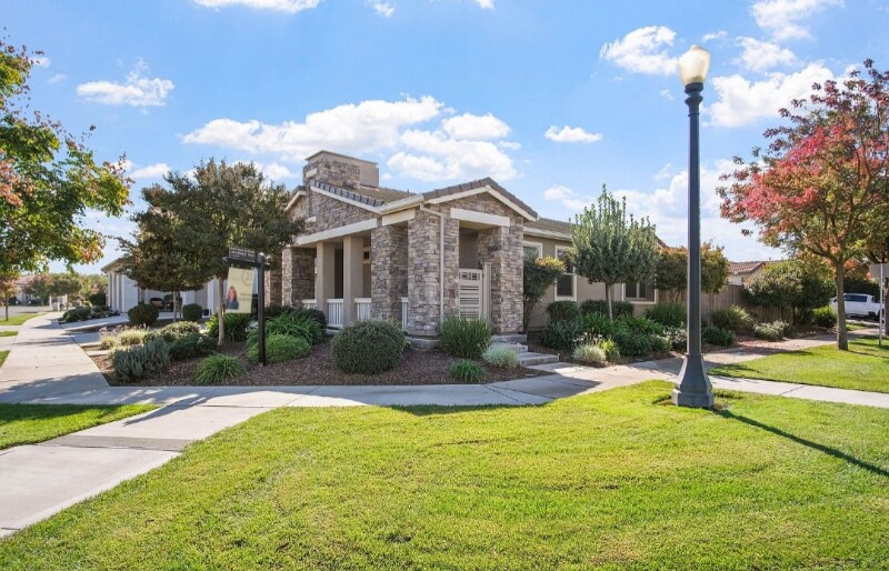 602 Criolla Dr in Oakdale, CA - Foto de edificio