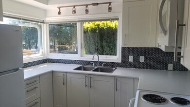 1840 Grandview Dr in Victoria, BC - Building Photo - Building Photo