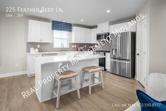 225 Feather Reed Ln in Elgin, SC - Foto de edificio - Building Photo