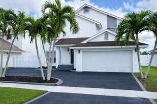 1001 SW 98th Ave in Pembroke Pines, FL - Building Photo