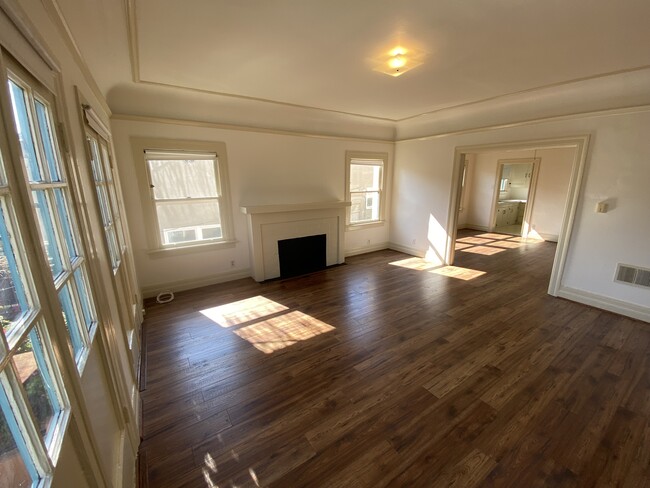 2302 N Cahuenga Blvd in Los Angeles, CA - Building Photo - Building Photo