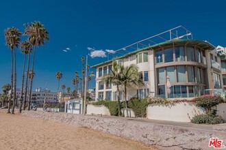 11 Marine Terrace in Santa Monica, CA - Building Photo - Building Photo