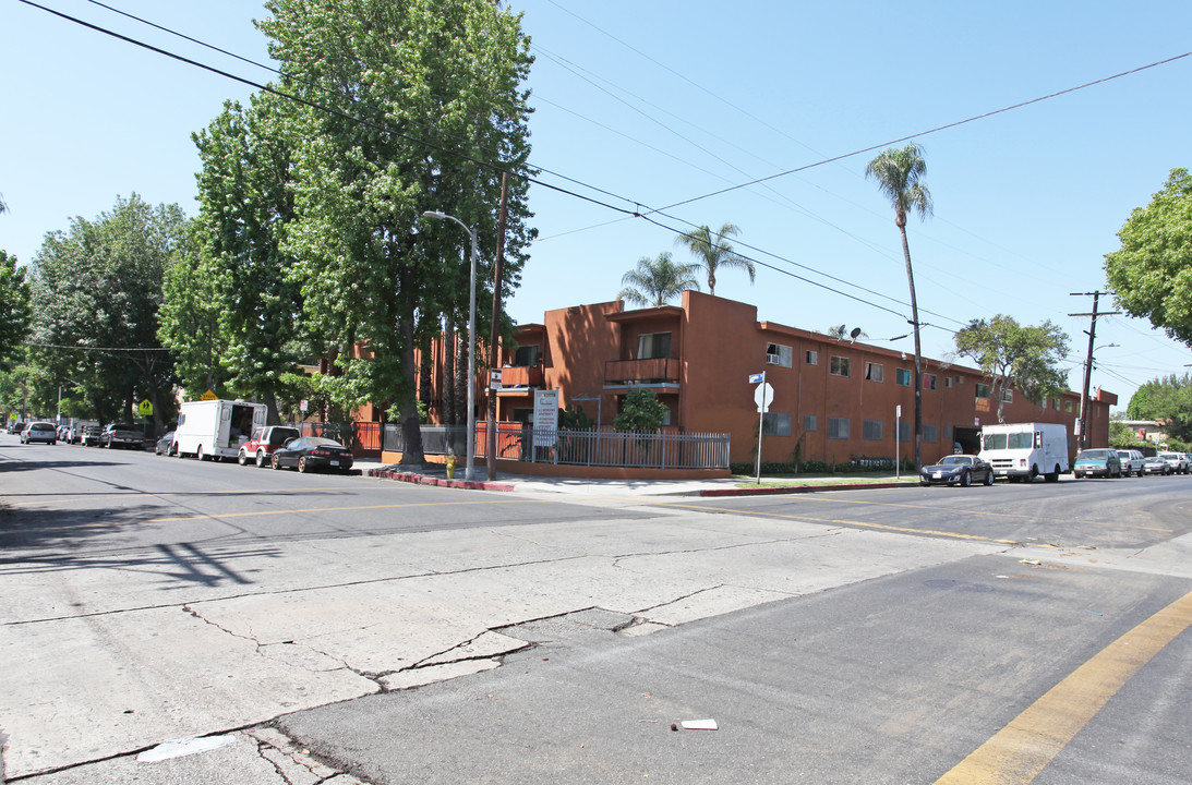 8861 Langdon Ave in North Hills, CA - Foto de edificio